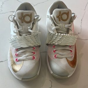 Very lightly worn KD aunt pearls.